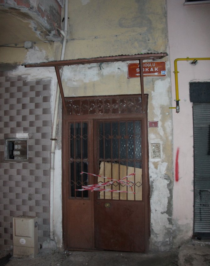 trabzon’da-4-katli-bina-catlaklar-nedeniyle-bosaltildi-(2).jpg
