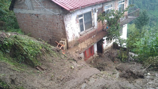 trabzon’da-heyelanda-evde-mahsur-kalan-3-kisi-kurtarildi-(1).jpg