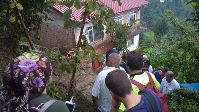 trabzon’da-heyelanda-evde-mahsur-kalan-3-kisi-kurtarildi-(14).jpg