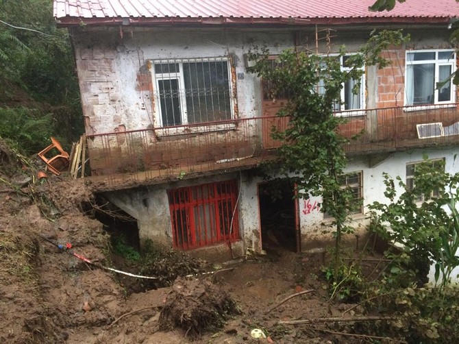 trabzon’da-heyelanda-evde-mahsur-kalan-3-kisi-kurtarildi-(4).jpg