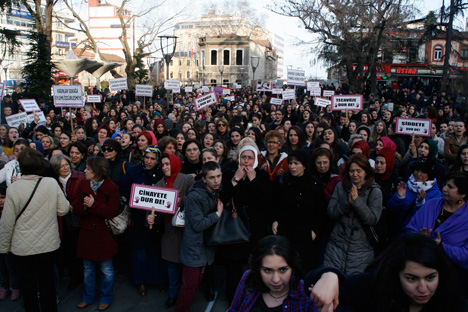 trabzon’da-kadinlar-ozgecan-icin-yurudu-3.jpg trabzon’da-kadinlar-ozgecan-icin-yurudu-3.jpg