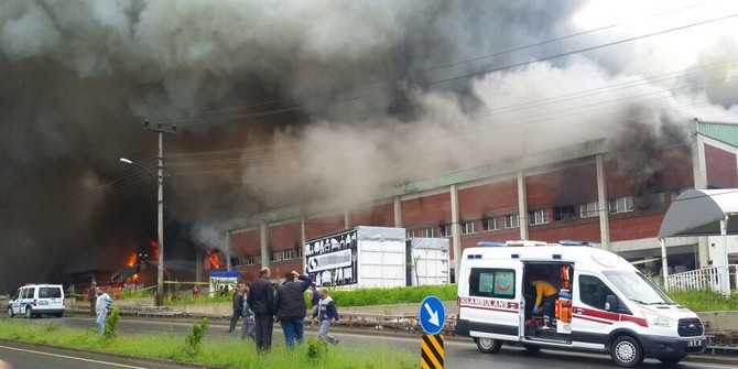 trabzon’da-mobilya-fabrikasinda-korkutan-yangin-(12).jpg