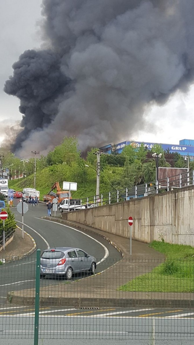 trabzon’da-mobilya-fabrikasinda-korkutan-yangin-(15).jpg