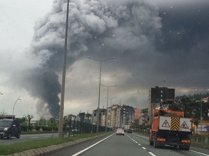 trabzon’da-mobilya-fabrikasinda-korkutan-yangin-(6).jpg