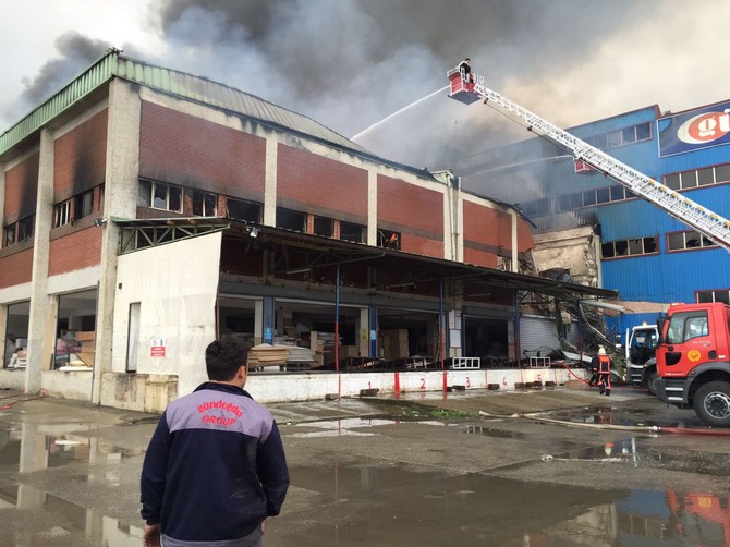 trabzon’da-mobilya-fabrikasinda-korkutan-yangin-(9).jpg