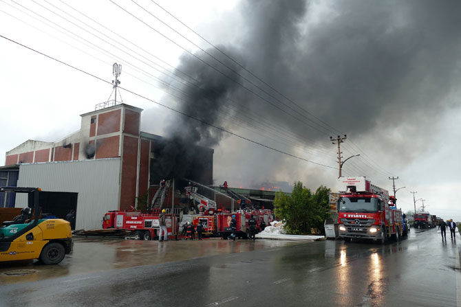 trabzon’da-mobilya-fabrikasindaki-yangin-8,5-saatin-sonunda-kontrol-altina-alindi.jpg