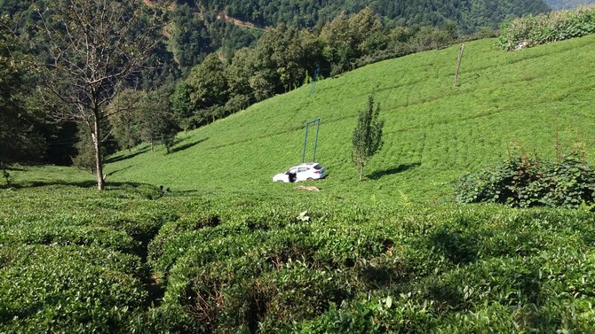 trabzon’da-otomobil-cay-bahcesine-uctu-1-olu-(5).jpg