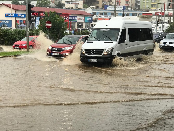 trabzon’da-siddetli-yagis-sonrasi-yollar-gole-dondu-(5).jpg