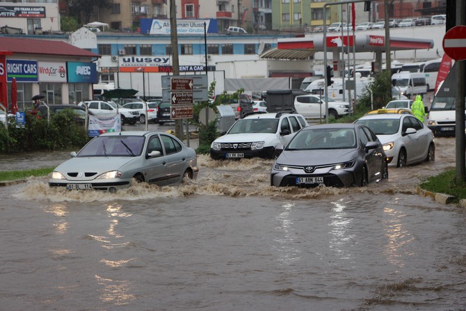 trabzon’da-siddetli-yagis-sonrasi-yollar-gole-dondu-(6).jpg