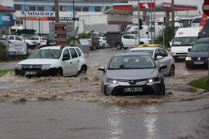 trabzon’da-siddetli-yagis-sonrasi-yollar-gole-dondu-(7).jpg