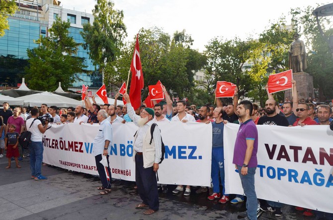 trabzon’da-taraftar-dernekleri-terore-karsi-yuruyus-yapti-(4).jpg