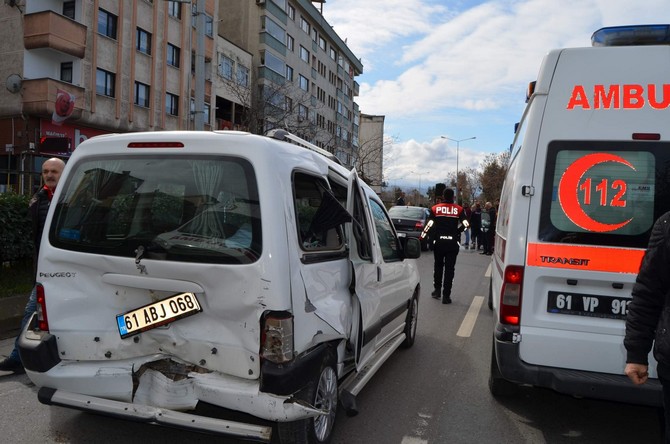 trabzon’da-trafik-kazasi-3-yarali-(6).jpg