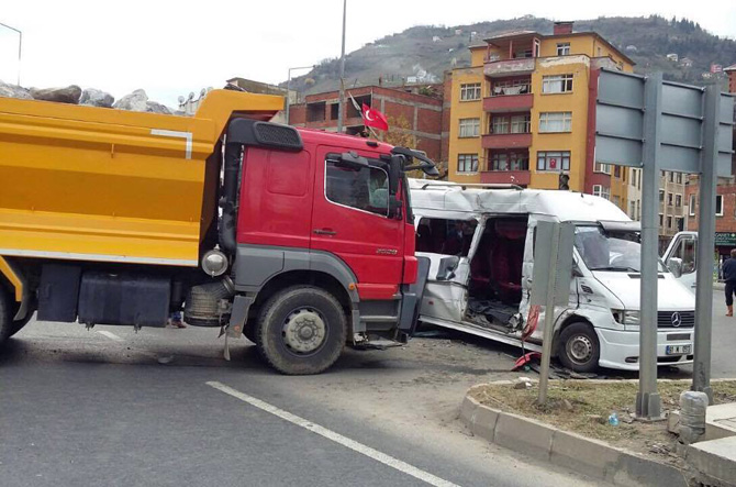 trabzon’da-trafik-kazasi11-yarali.jpg