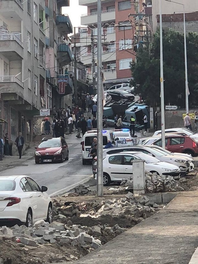 trabzon’da-yokus-asagiya-giderken-freni-bosalan-vinc-yola-devrildi,-kaza-ucuz-atlatildi-(1).jpg