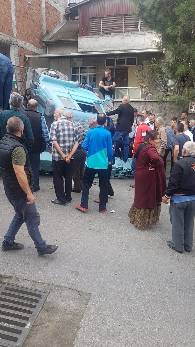 trabzon’da-yokus-asagiya-giderken-freni-bosalan-vinc-yola-devrildi,-kaza-ucuz-atlatildi-(2).jpg