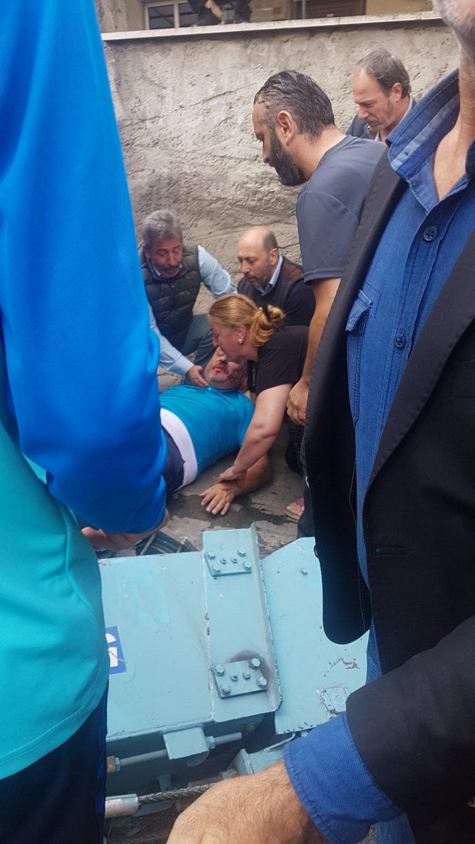trabzon’da-yokus-asagiya-giderken-freni-bosalan-vinc-yola-devrildi,-kaza-ucuz-atlatildi-(3).jpg