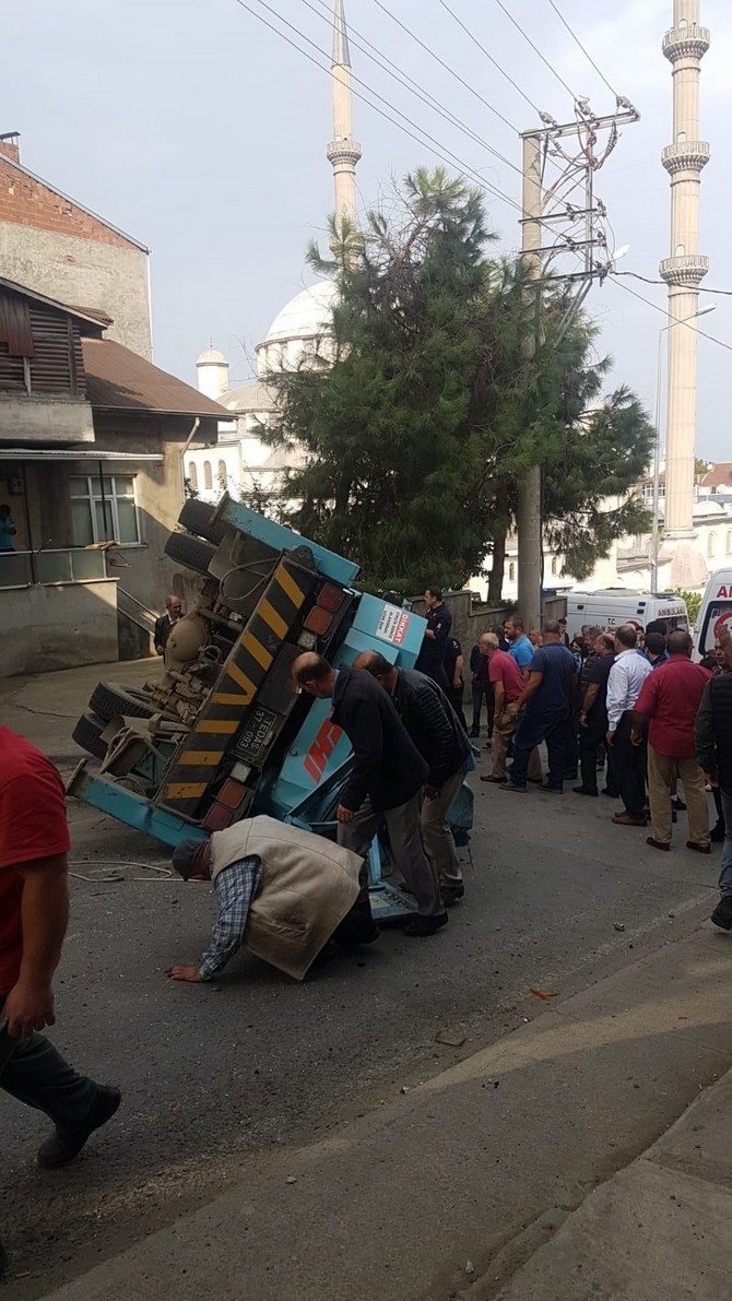 trabzon’da-yokus-asagiya-giderken-freni-bosalan-vinc-yola-devrildi,-kaza-ucuz-atlatildi-(4).jpg