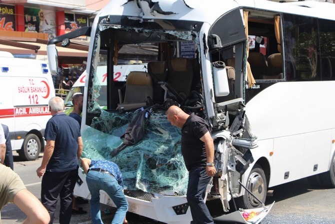 trabzon’un-akcaabat-ilcesinde-ogrencilerin-bulundugu-midibusun-tir-ile-carpismasi-sonucu-1i-agir-7-kisi-yaralandi-(1).jpg
