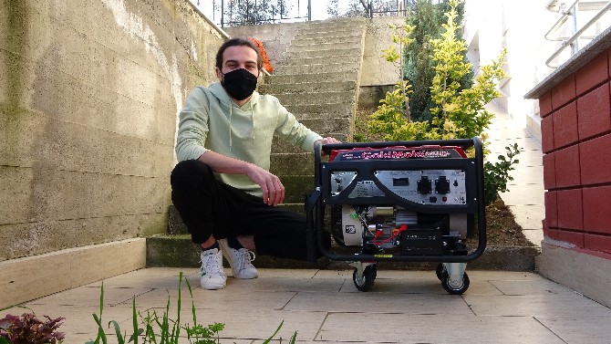 trabzon’un-akcaabat-ilcesinde-sik-sik-elektrik-kesintisi-yasayan-universite-ogrencisinin-sinavlara-girmesi-icin-trabzon-buyuksehir-belediyesi-jenerator-hediye-etti-(2).jpg