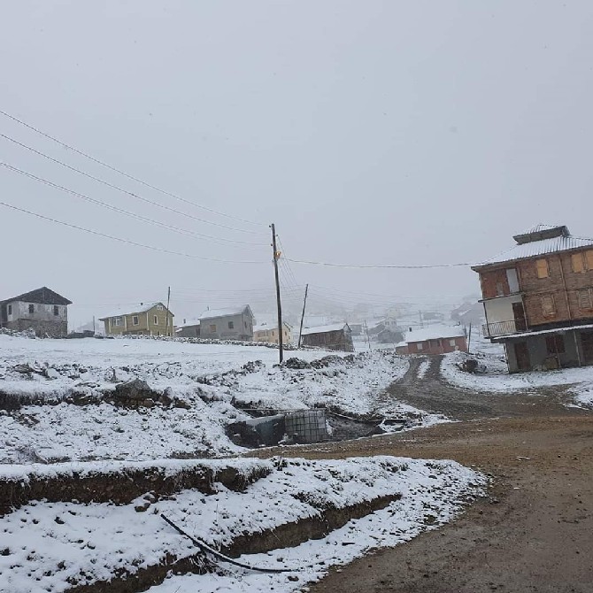 trabzon’un-arakli,-surmene-ve-koprubasi-yaylalarinda-kalanlar-23-mayis-sabahi-kar-surprizi-ile-karsilasti-(3).jpg
