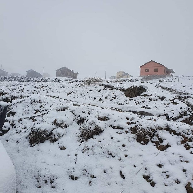 trabzon’un-arakli,-surmene-ve-koprubasi-yaylalarinda-kalanlar-23-mayis-sabahi-kar-surprizi-ile-karsilasti-(4).jpg