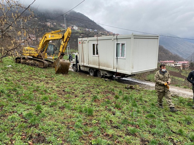 trabzon’un-arakli-ilcesi-tasgecit-mahallesindeki-yanginda-evleri-yanan-ailelerin-kalacagi-konteynirlar-bugun-mahalleye-ulastirildi-(1).jpg