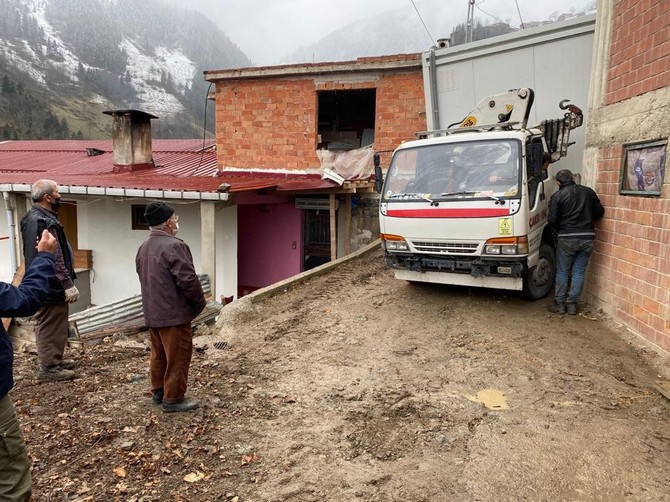 trabzon’un-arakli-ilcesi-tasgecit-mahallesindeki-yanginda-evleri-yanan-ailelerin-kalacagi-konteynirlar-bugun-mahalleye-ulastirildi-(2).jpg