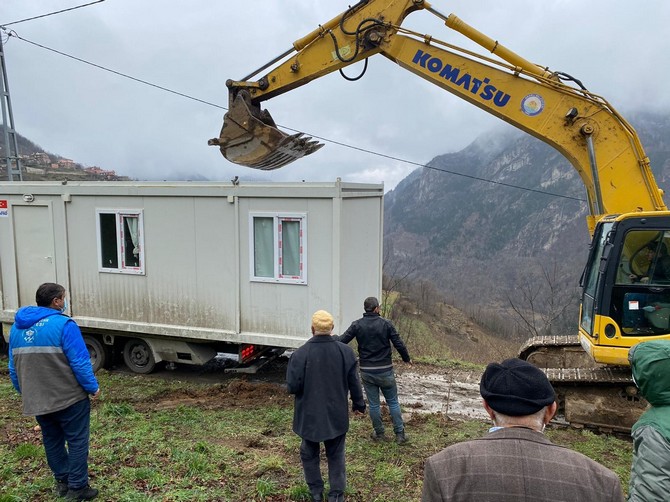trabzon’un-arakli-ilcesi-tasgecit-mahallesindeki-yanginda-evleri-yanan-ailelerin-kalacagi-konteynirlar-bugun-mahalleye-ulastirildi-(3).jpg