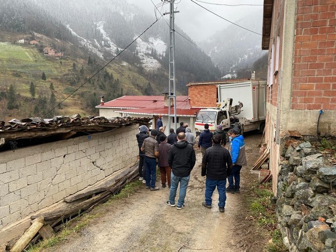 trabzon’un-arakli-ilcesi-tasgecit-mahallesindeki-yanginda-evleri-yanan-ailelerin-kalacagi-konteynirlar-bugun-mahalleye-ulastirildi-(4).jpg
