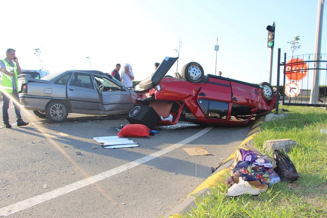 trabzon’un-arsin-ilcesinde-iki-otomobilin-carpmasi-sonucu-meydana-gelen-trafik-kazasinda-6-kisi-yaralanirken-ters-donenerek-hurda-haline-otomobilde-kimsenin-burnu-bile-kanamadi-(1).jpg