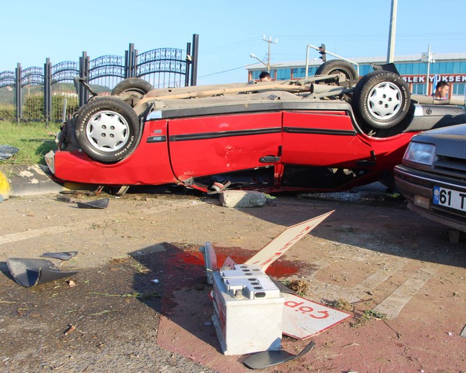 trabzon’un-arsin-ilcesinde-iki-otomobilin-carpmasi-sonucu-meydana-gelen-trafik-kazasinda-6-kisi-yaralanirken-ters-donenerek-hurda-haline-otomobilde-kimsenin-burnu-bile-kanamadi-(2).jpg