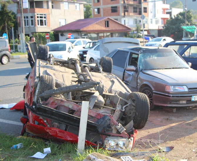 trabzon’un-arsin-ilcesinde-iki-otomobilin-carpmasi-sonucu-meydana-gelen-trafik-kazasinda-6-kisi-yaralanirken-ters-donenerek-hurda-haline-otomobilde-kimsenin-burnu-bile-kanamadi-(3).jpg