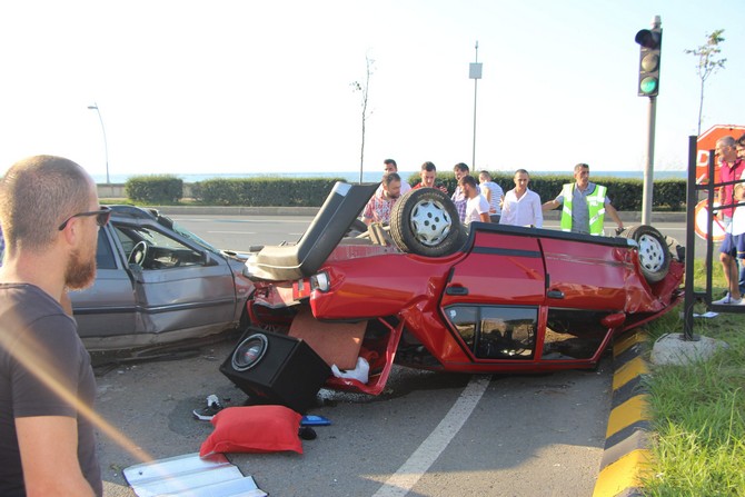 trabzon’un-arsin-ilcesinde-iki-otomobilin-carpmasi-sonucu-meydana-gelen-trafik-kazasinda-6-kisi-yaralanirken-ters-donenerek-hurda-haline-otomobilde-kimsenin-burnu-bile-kanamadi-(4).jpg