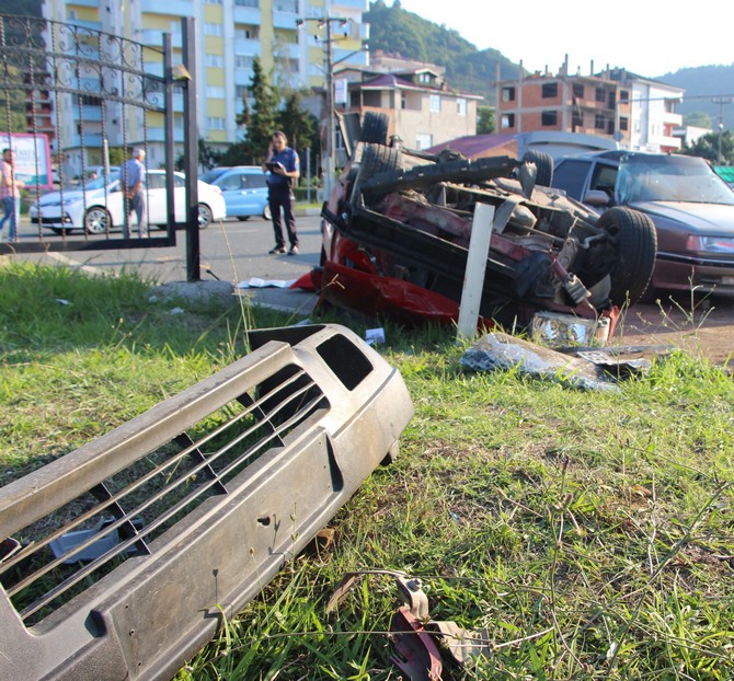 trabzon’un-arsin-ilcesinde-iki-otomobilin-carpmasi-sonucu-meydana-gelen-trafik-kazasinda-6-kisi-yaralanirken-ters-donenerek-hurda-haline-otomobilde-kimsenin-burnu-bile-kanamadi-(5).jpg