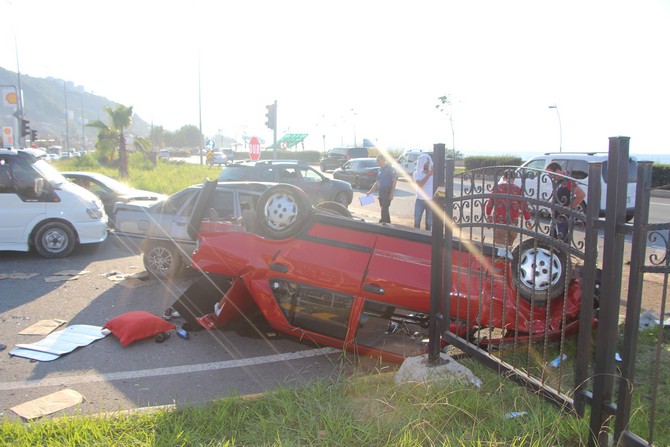 trabzon’un-arsin-ilcesinde-iki-otomobilin-carpmasi-sonucu-meydana-gelen-trafik-kazasinda-6-kisi-yaralanirken-ters-donenerek-hurda-haline-otomobilde-kimsenin-burnu-bile-kanamadi-(6).jpg