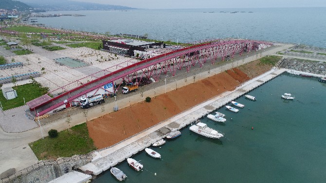 trabzon’un-arsin-ilcesinde-sahil-alaninda-160-metre-uzunlugunda-kopru-olarak-bilinen-ancak-seyir-terasi-amaciyla-yapilan-esi-benzeri-olmayan-‘kirmizi-kopru’nun-kaderini-vatandas-belirleyecek-(1).jpg
