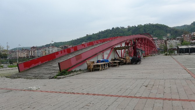 trabzon’un-arsin-ilcesinde-sahil-alaninda-160-metre-uzunlugunda-kopru-olarak-bilinen-ancak-seyir-terasi-amaciyla-yapilan-esi-benzeri-olmayan-‘kirmizi-kopru’nun-kaderini-vatandas-belirleyecek-(3).jpg