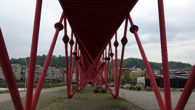 trabzon’un-arsin-ilcesinde-sahil-alaninda-160-metre-uzunlugunda-kopru-olarak-bilinen-ancak-seyir-terasi-amaciyla-yapilan-esi-benzeri-olmayan-‘kirmizi-kopru’nun-kaderini-vatandas-belirleyecek-(4).jpg