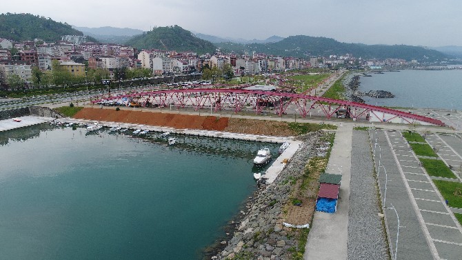 trabzon’un-arsin-ilcesinde-sahil-alaninda-160-metre-uzunlugunda-kopru-olarak-bilinen-ancak-seyir-terasi-amaciyla-yapilan-esi-benzeri-olmayan-‘kirmizi-kopru’nun-kaderini-vatandas-belirleyecek-(5).jpg
