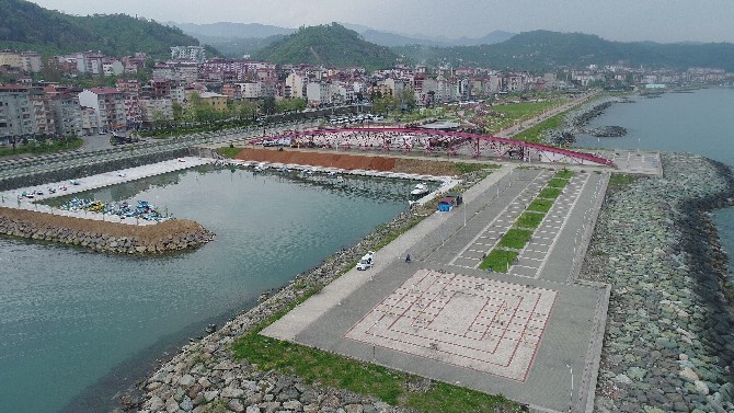 trabzon’un-arsin-ilcesinde-sahil-alaninda-160-metre-uzunlugunda-kopru-olarak-bilinen-ancak-seyir-terasi-amaciyla-yapilan-esi-benzeri-olmayan-‘kirmizi-kopru’nun-kaderini-vatandas-belirleyecek-(6).jpg