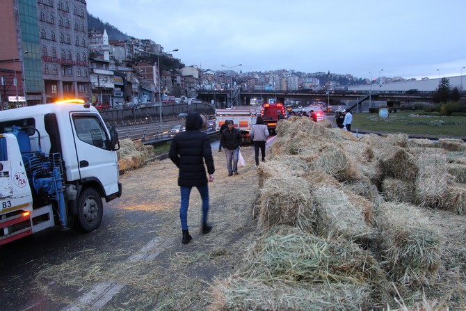 trabzon’un-ortahisar-ilcesinde-saman-yuklu-kamyon-yola-devrildi-(34).jpg