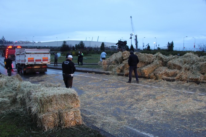 trabzon’un-ortahisar-ilcesinde-saman-yuklu-kamyon-yola-devrildi-(36).jpg