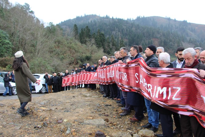trabzon’un-surmene-ilcesinde-cop-tesisini-istemeyen-vatandaslar,-yolu-kapatarak-tesisi-protesto-etti-(1).jpg