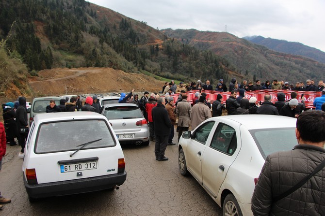 trabzon’un-surmene-ilcesinde-cop-tesisini-istemeyen-vatandaslar,-yolu-kapatarak-tesisi-protesto-etti-(3).jpg