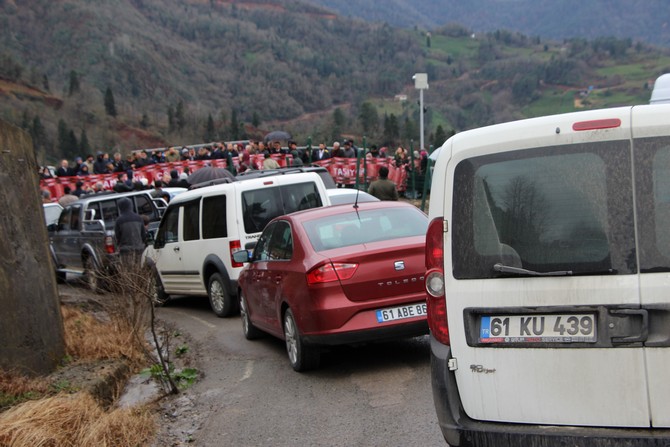trabzon’un-surmene-ilcesinde-cop-tesisini-istemeyen-vatandaslar,-yolu-kapatarak-tesisi-protesto-etti-(4).jpg