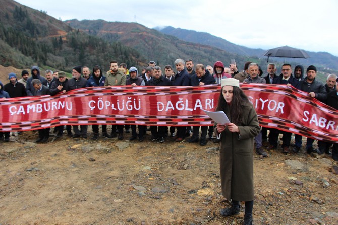 trabzon’un-surmene-ilcesinde-cop-tesisini-istemeyen-vatandaslar,-yolu-kapatarak-tesisi-protesto-etti-(5).jpg