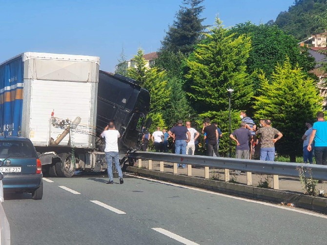 trabzon’un-surmene-ilcesinde-meydana-gelen-trafik-kazasinda-1-kisi-hayatini-kaybetti-(3).jpg