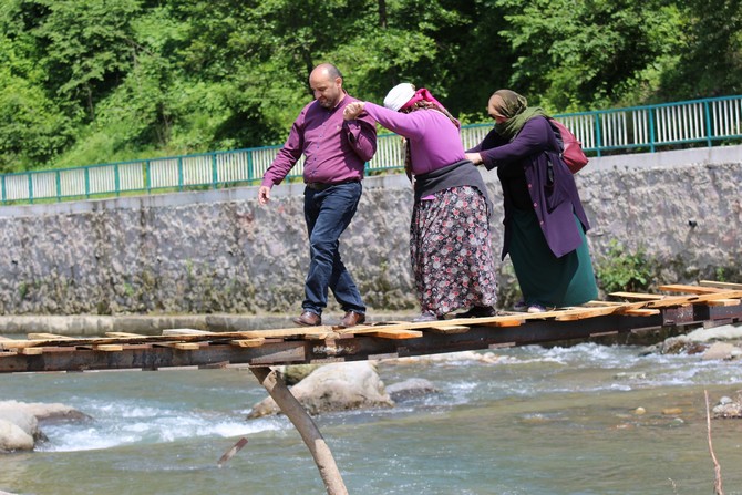 trabzon’un-surmene-ilcesine-bagli-asagi-cavuslu-mahallesini-karayoluna-baglayan-koprunun-yikilmasi-uzerine-ilkel-yontemlerle-yapilan-kopruden-gecen-vatandaslar-korku-dolu-anlar-yasiyor--(1).jpg