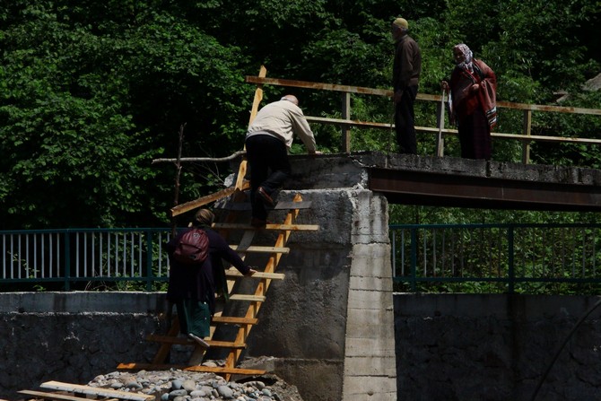 trabzon’un-surmene-ilcesine-bagli-asagi-cavuslu-mahallesini-karayoluna-baglayan-koprunun-yikilmasi-uzerine-ilkel-yontemlerle-yapilan-kopruden-gecen-vatandaslar-korku-dolu-anlar-yasiyor--(4).jpg