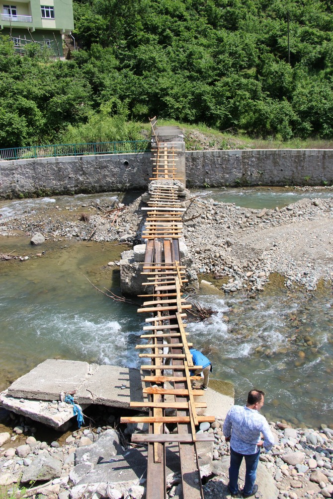 trabzon’un-surmene-ilcesine-bagli-asagi-cavuslu-mahallesini-karayoluna-baglayan-koprunun-yikilmasi-uzerine-ilkel-yontemlerle-yapilan-kopruden-gecen-vatandaslar-korku-dolu-anlar-yasiyor--(6).jpg
